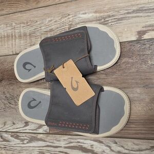 NWT Men's OluKai "ULELE 'OLU SLIDES" in Color "Pavement/Poi". Size 12M